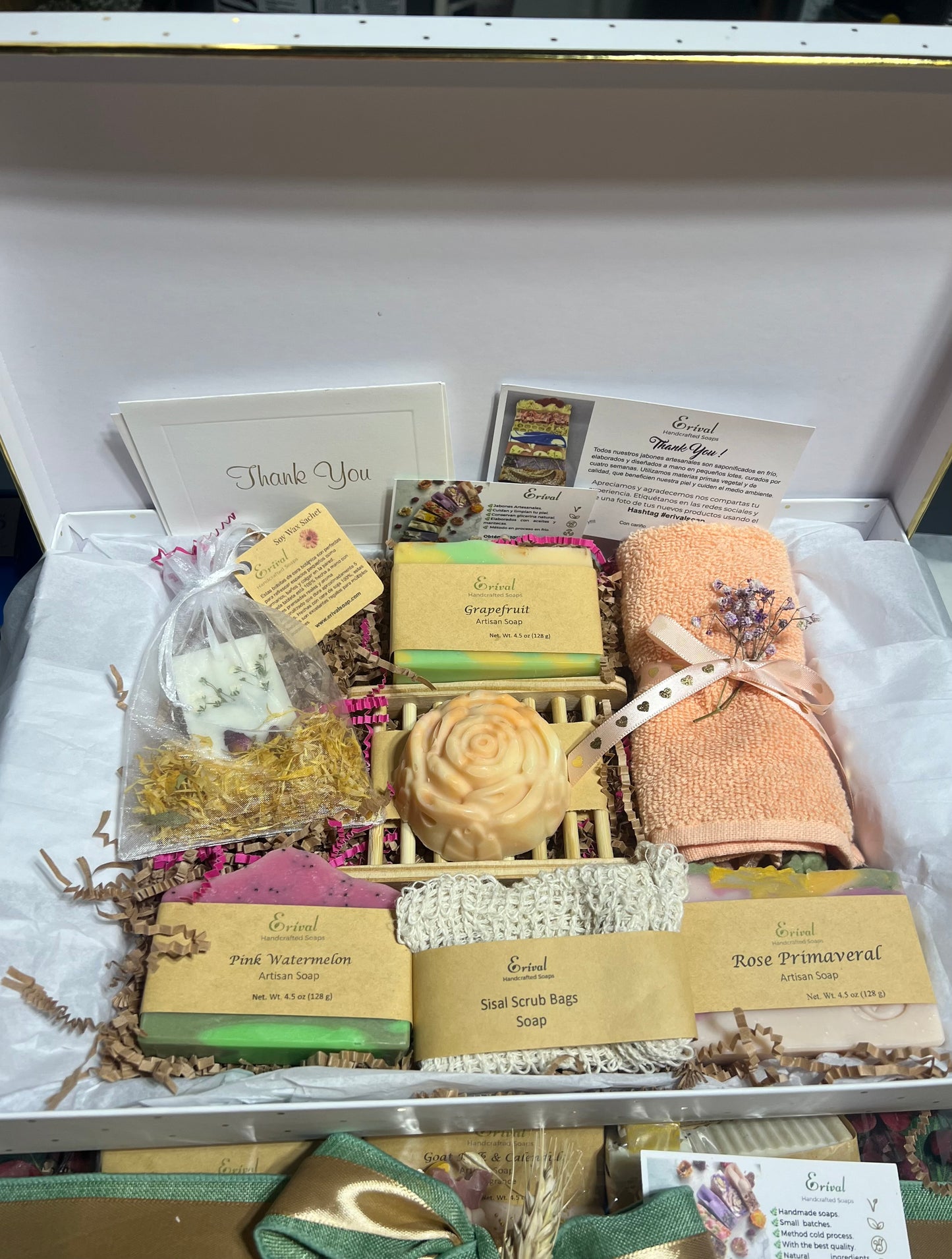 Caja grande blanca con dorada