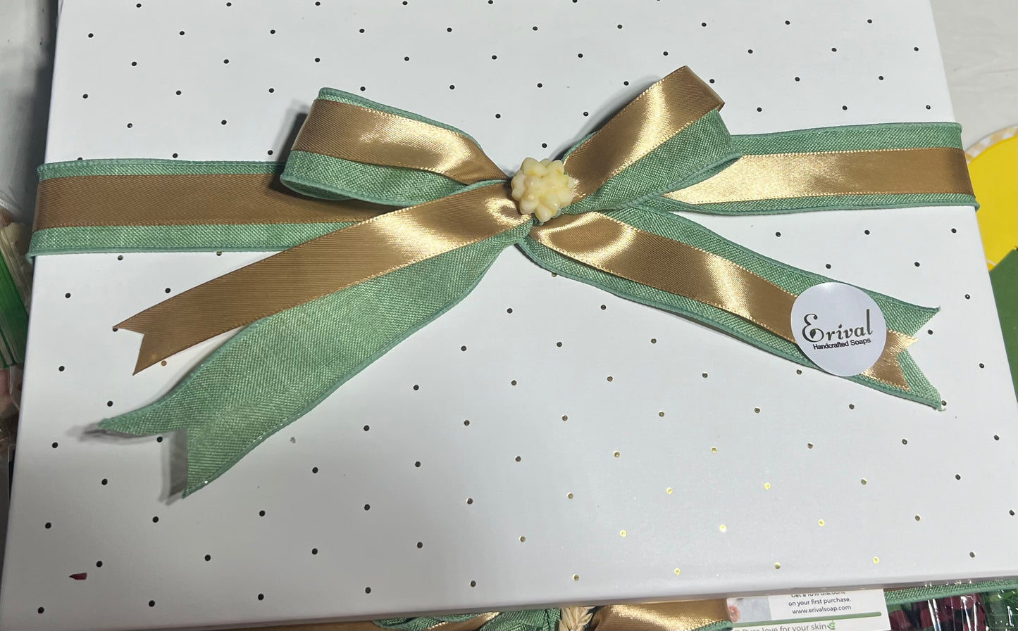 Caja grande blanca con dorada