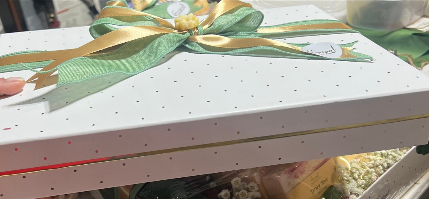 Caja grande blanca con dorada