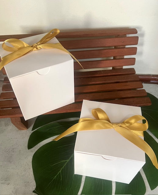 Caja con cinta de regalo
